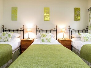 5 bedrooms, free WiFi, bed sheets - 5 bedroom accommodation in Litton, near Buxton (Litton, near Buxton)