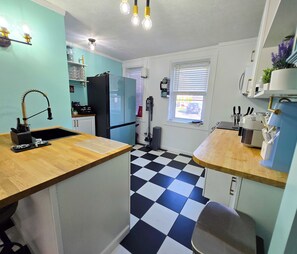 Microwave, oven, stovetop, dishwasher - Rock N Roll (Sandusky)