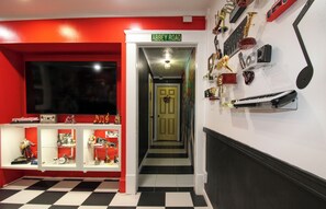 Interior - Rock N Roll (Sandusky)