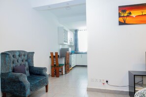 Fridge, microwave, oven, stovetop - The Vibrant Loadge (Kigali)