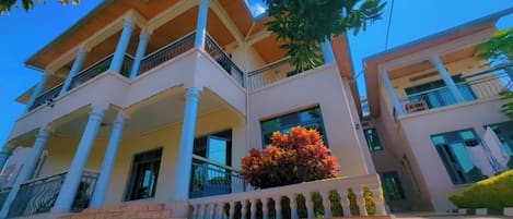 Escritorio, espacio para trabajar con laptop y wifi gratis