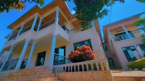 Desk, laptop workspace, free WiFi - The Vibrant Loadge (Kigali)