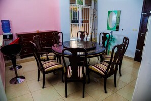 Restaurant - The Vibrant Loadge (Kigali)