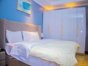 办公桌、笔记本电脑工作区、免费 WiFi