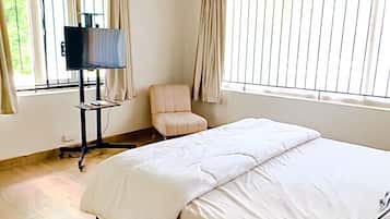 2 bedrooms, desk, iron/ironing board, WiFi