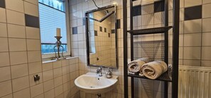Douche, serviettes fournies, savon, shampoing