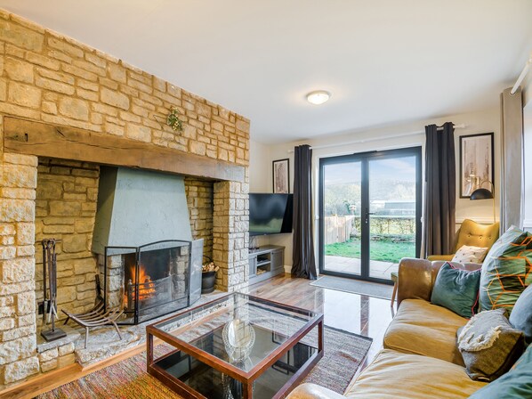 TV, fireplace