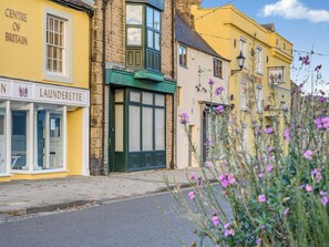 Straatbeeld met gebouwen met de aanduiding 'Centre of Britain' en 'The Old Laundry'.