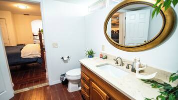 Dusche, Haartrockner, Handtücher, Seife