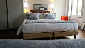Kamar Double Comfort | Meja kerja, ruang kerja ramah laptop, kedap suara, dan Wi-Fi gratis
