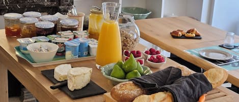 Free continental breakfast on weekdays