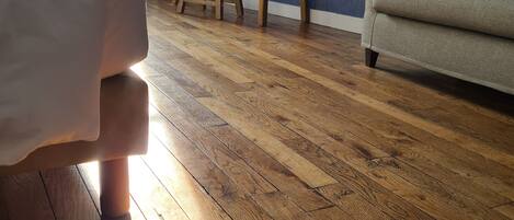 Comfort tweepersoonskamer | Individueel gedecoreerd, een bureau, een laptopwerkplek, gratis wifi