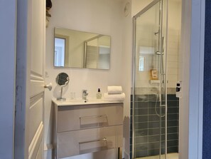 Phòng đôi tiện nghi đơn giản | Phòng tắm