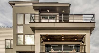 Stunning Skyline Manor | Rooftop Views