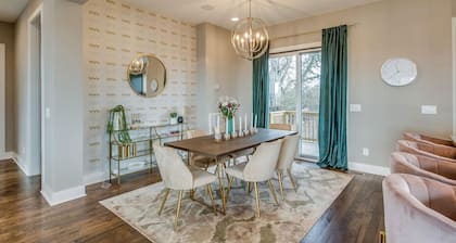 Stunning Skyline Manor - Beautiful Rooftop Views of Downtown Nashville