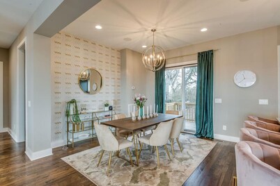 Stunning Skyline Manor - Beautiful Rooftop Views of Downtown Nashville