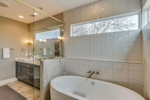 Hair dryer, towels, soap, shampoo - Stunning Skyline Manor | Rooftop Views (Nashville)