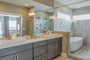 Hair dryer, towels, soap, shampoo - Stunning Skyline Manor | Rooftop Views (Nashville)