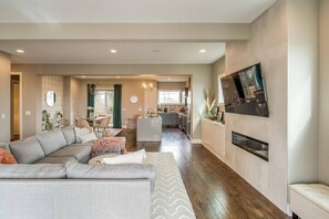 Smart TV - Stunning Skyline Manor | Rooftop Views (Nashville)