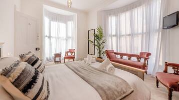 6 bedrooms, free WiFi, bed sheets