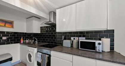 Central Reading 2-Bed Maisonette, Walk to Station