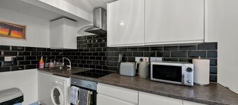 Central Reading 2-Bed Maisonette, Walk to Station