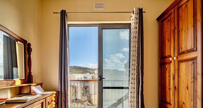 Spacious 3-bedroom apartment near sea Marsalforn with AC, WiFi