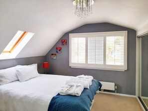 4 bedrooms, free WiFi, bed sheets - 4 bedroom accommodation in Poole (Poole)