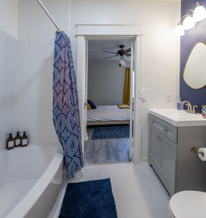 Hair dryer, towels, soap, shampoo - Bluff City Luxe-Cottage, Charming 2-Bedroom Cottage, Newly Renovated (Memphis)