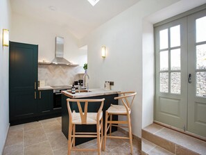 Kühlschrank, Mikrowelle, Ofen, Kochgeschirr/Geschirr/Besteck