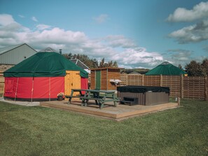 Outdoor dining - Experience a cozy escape in our yurt, perfect for up to six guests. (Methven, near Perth)
