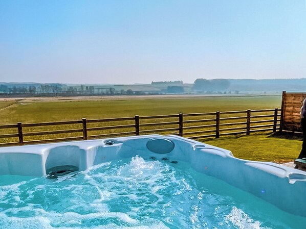 Outdoor spa tub - Experience a cozy escape in our yurt, perfect for up to six guests. (Methven, near Perth)