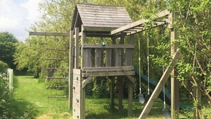Children’s area - Feltham's Cottage - UK42324 (Horsington Marsh, near Templecombe)