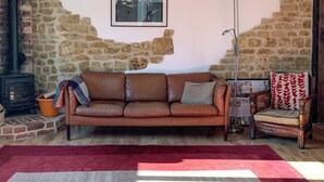 TV, fireplace - Feltham's Cottage - UK42324 (Horsington Marsh, near Templecombe)