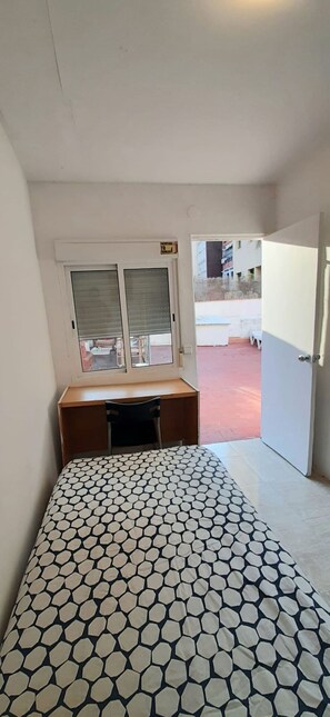 1 bedroom, desk, iron/ironing board, free WiFi - (5) PRIVATE INDIVIDUAL BEDROOM WITH 200 M2 SUNNY TERRACE (Barcelona)