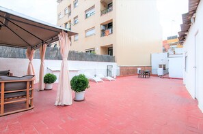 Outdoor dining - (5) PRIVATE INDIVIDUAL BEDROOM WITH 200 M2 SUNNY TERRACE (Barcelona)