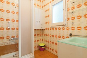 Bathroom - (5) PRIVATE INDIVIDUAL BEDROOM WITH 200 M2 SUNNY TERRACE (Barcelona)