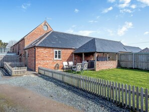 Outdoor dining - Granary Cottage - UK43166 (Westbury, near Shrewsbury)