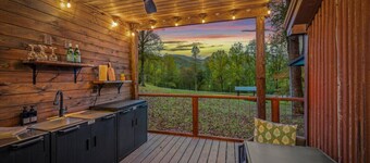 The Tree Spa, Tiny Cabin w/ Hot Tub in the trees