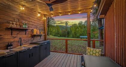 The Tree Spa, Tiny Cabin w/ Hot Tub in the trees