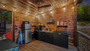 Réfrigérateur, four à micro-ondes, cafetière-théière