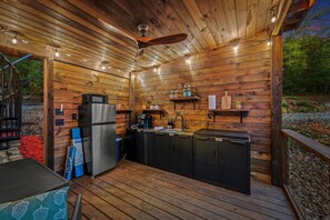 Fridge, microwave, coffee/tea maker, cookware/dishes/utensils - The Tree Spa, Tiny Cabin w/ Hot Tub in the trees (Hayesville)