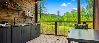 The Tree Spa, Tiny Cabin w/ Hot Tub in the trees