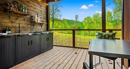 The Tree Spa, Tiny Cabin w/ Hot Tub in the trees