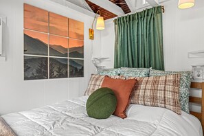 1 bedroom, free WiFi, bed sheets - The Tree Spa, Tiny Cabin w/ Hot Tub in the trees (Hayesville)