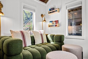 Smart TV, books - The Tree Spa, Tiny Cabin w/ Hot Tub in the trees (Hayesville)