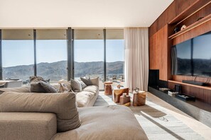 TV, fireplace, stereo