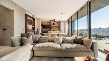 TV, fireplace, stereo
