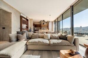 TV, fireplace, stereo
