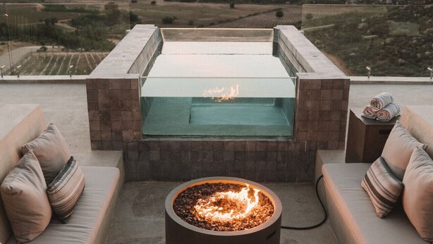 A rooftop terrace with a fire pit and seating area, overlooking a mountainous landscape. - Kasa Kefi, Luxurious Vineyard Oasis in Kasa Kava Valle d Guadalupe (Valle de Guadalupe)